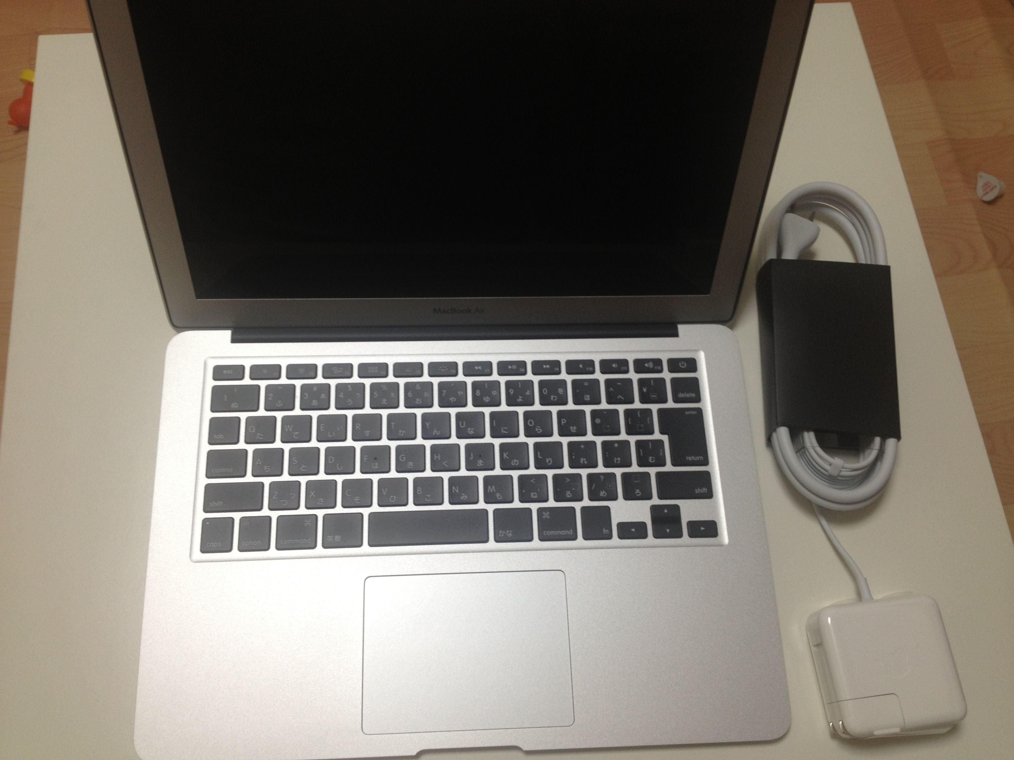 新型MacBook Air(2013)13inchを購入しました！開封の儀。朝から晩までやりたいことを好きなだけ！ | しみズム